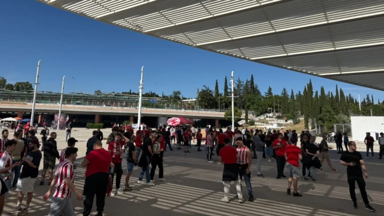 Ολυμπιακός-Ρεάλ: Οι πρώτοι οπαδοί των «ερυθρόλευκων» στον σταθμό «Ειρήνη»