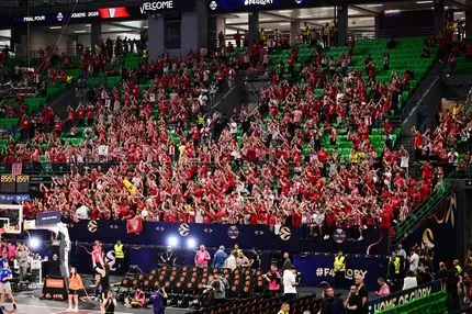 Ολυμπιακός: Κοκκίνισε το T-Center Athens, πάνω από 10.000 φίλοι των ερυθρόλευκων δίνουν τον παλμό