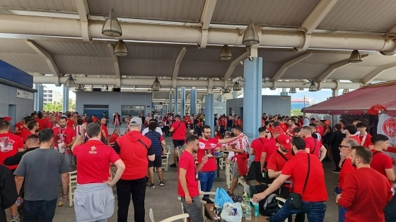 Ολυμπιακός: Από νωρίς ξεκίνησαν τα συνθήματα στο «Καραϊσκάκης»