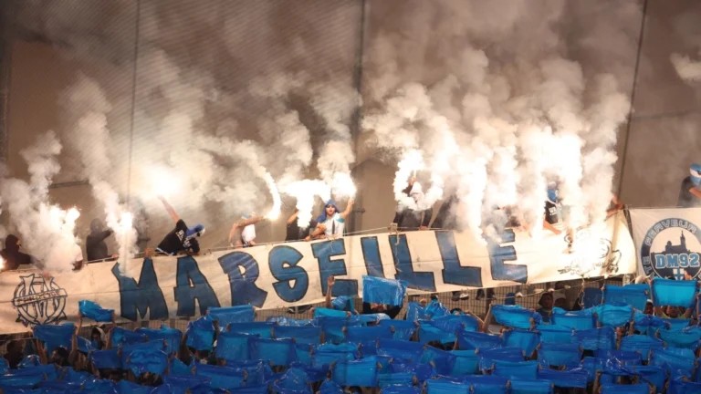 Μαρσέιγ-Ολυμπιακός: Ο ύμνος της ΑΕΚ στα μεγάφωνα του «Βελοντρόμ» πριν από τη σέντρα